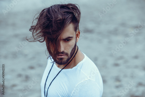 Portret mężczyzny z brodą i nowoczesną fryzurą