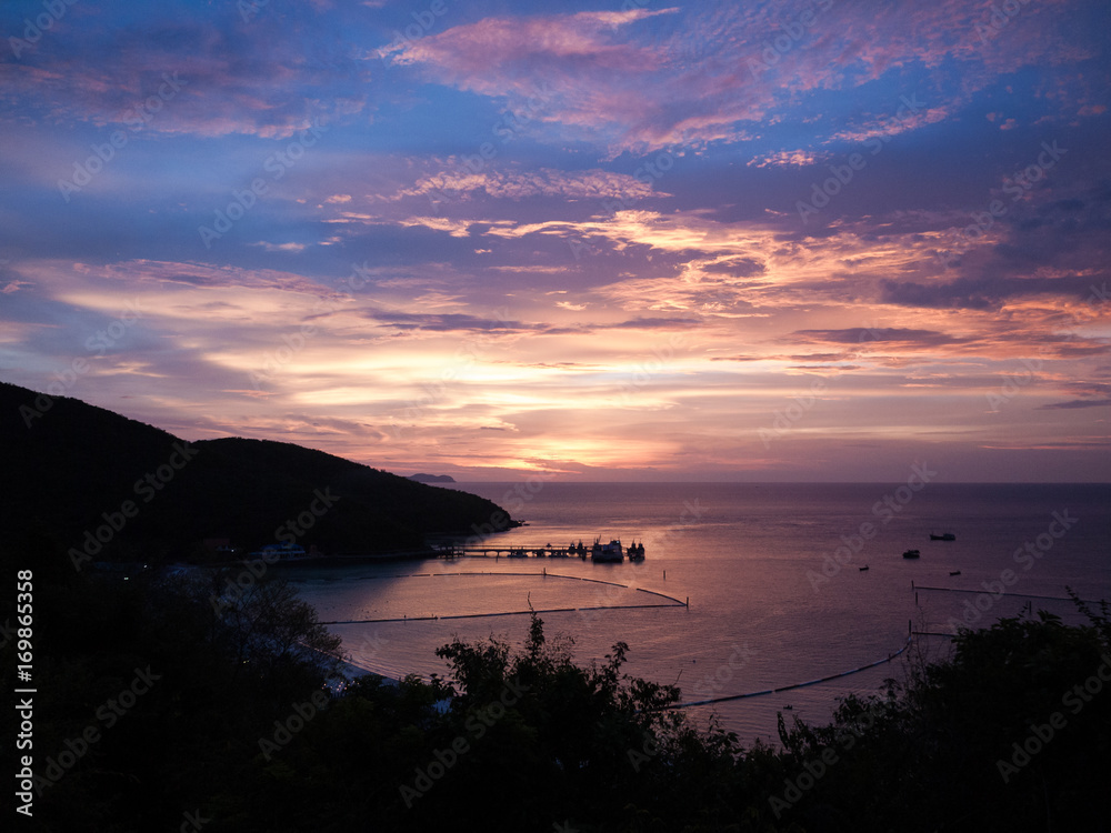 Fototapeta premium dramatic sunset in the coast with silhouette trees