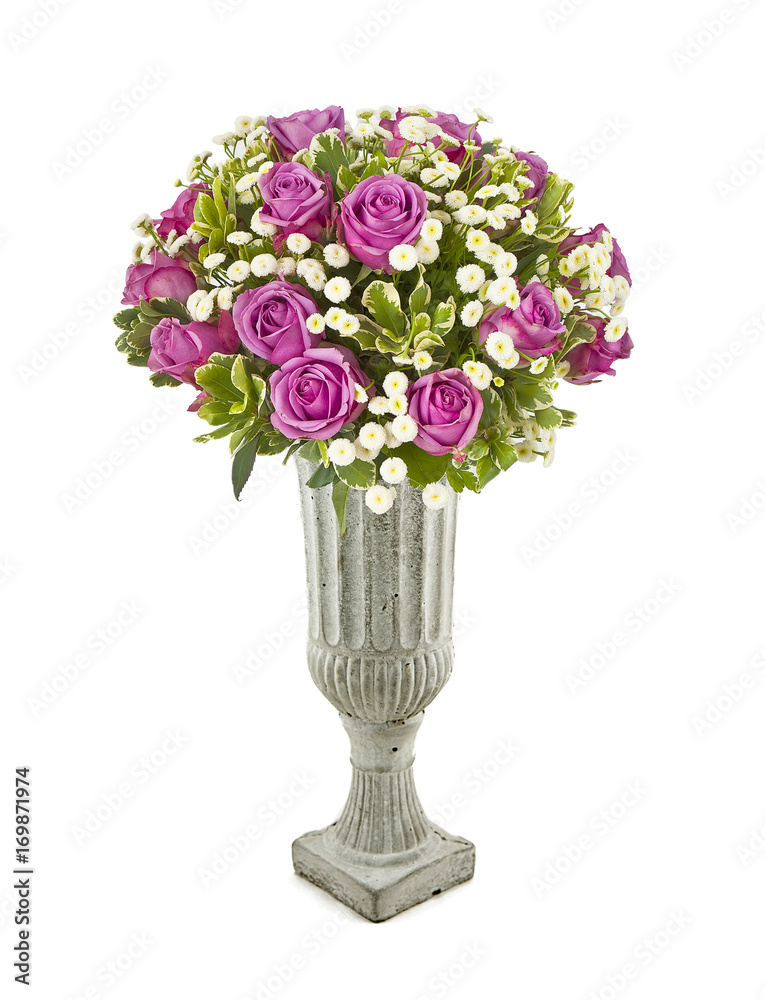 Obraz premium bouquet of pink roses in vase isolated on white