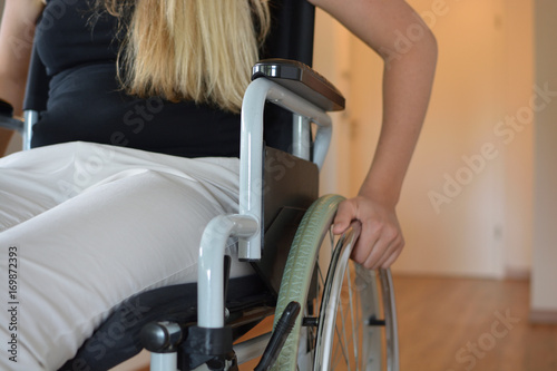 Junge Frau im Rollstuhl