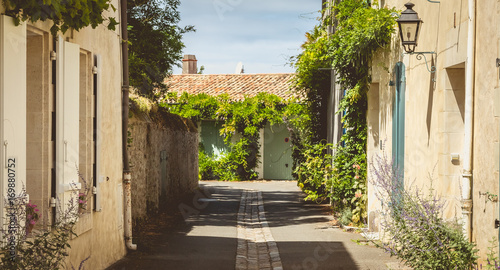 Obraz na płótnie typical alley in the center of Noirmoutier w salonie