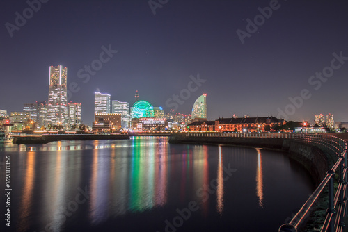 横浜みなとみらい海に映る夜景