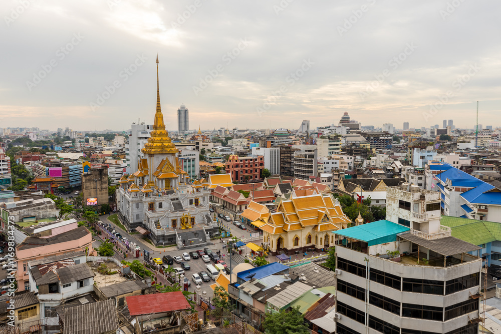 Naklejka premium Pejzaż widok z góry Wat Trimit w obszarze miasta Chin w Bangkoku w Tajlandii