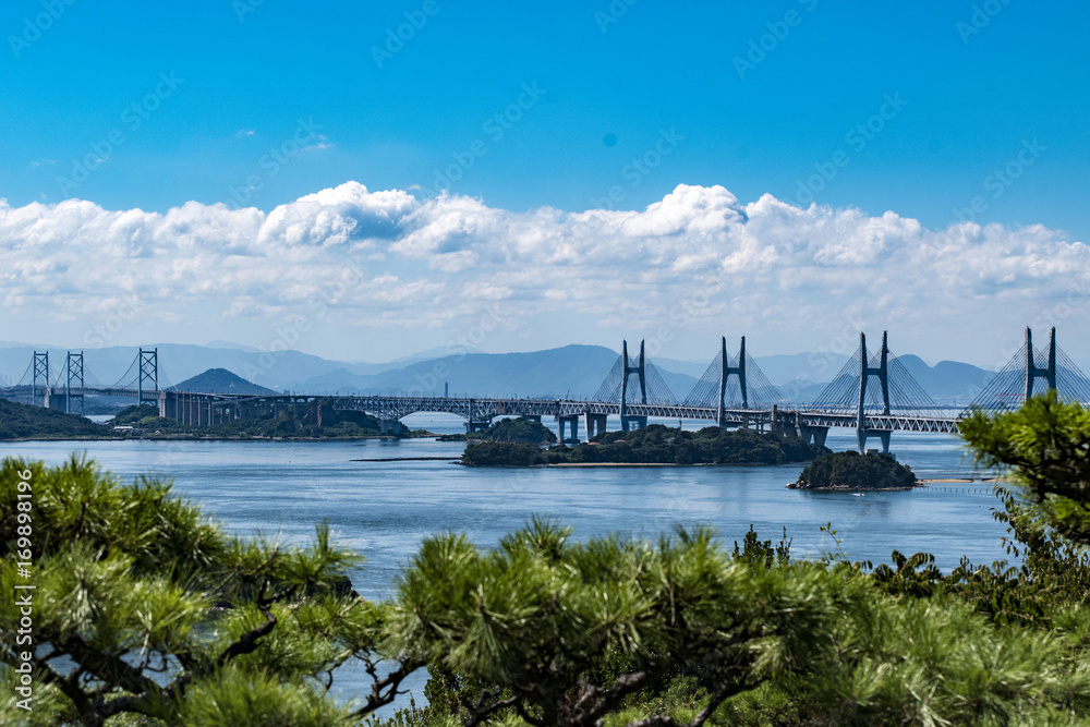 瀬戸内海の風景、海と空と雲と橋と島を岡山から一望する。