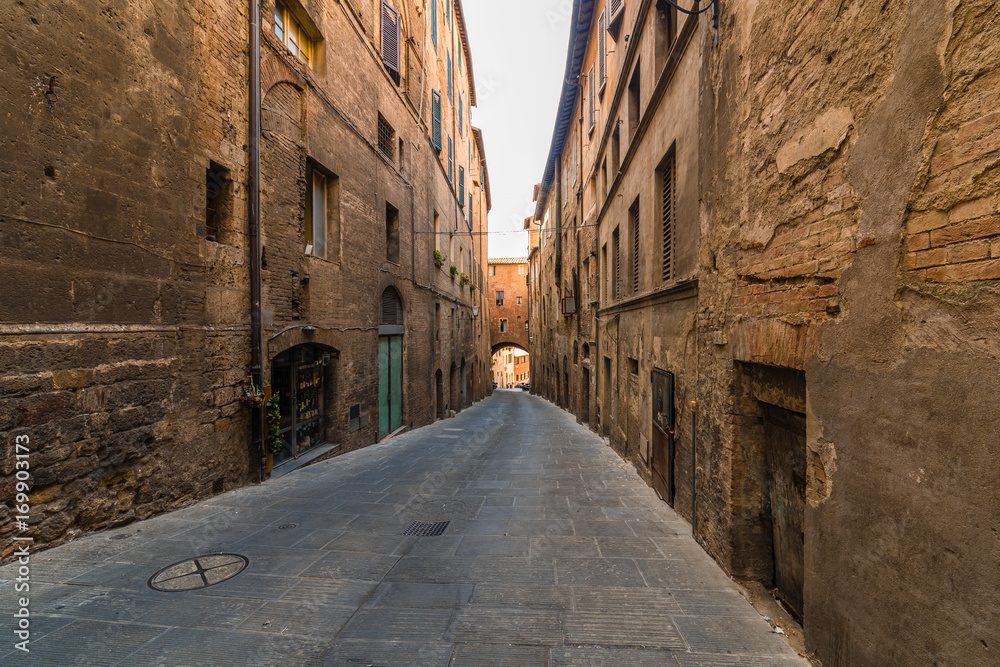 narrow street of Siena