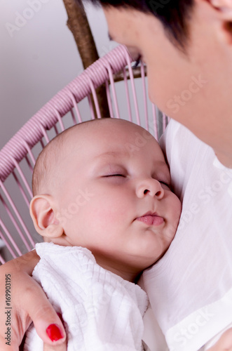 Obraz na płótnie Happy mother with sleeping newborn baby w salonie