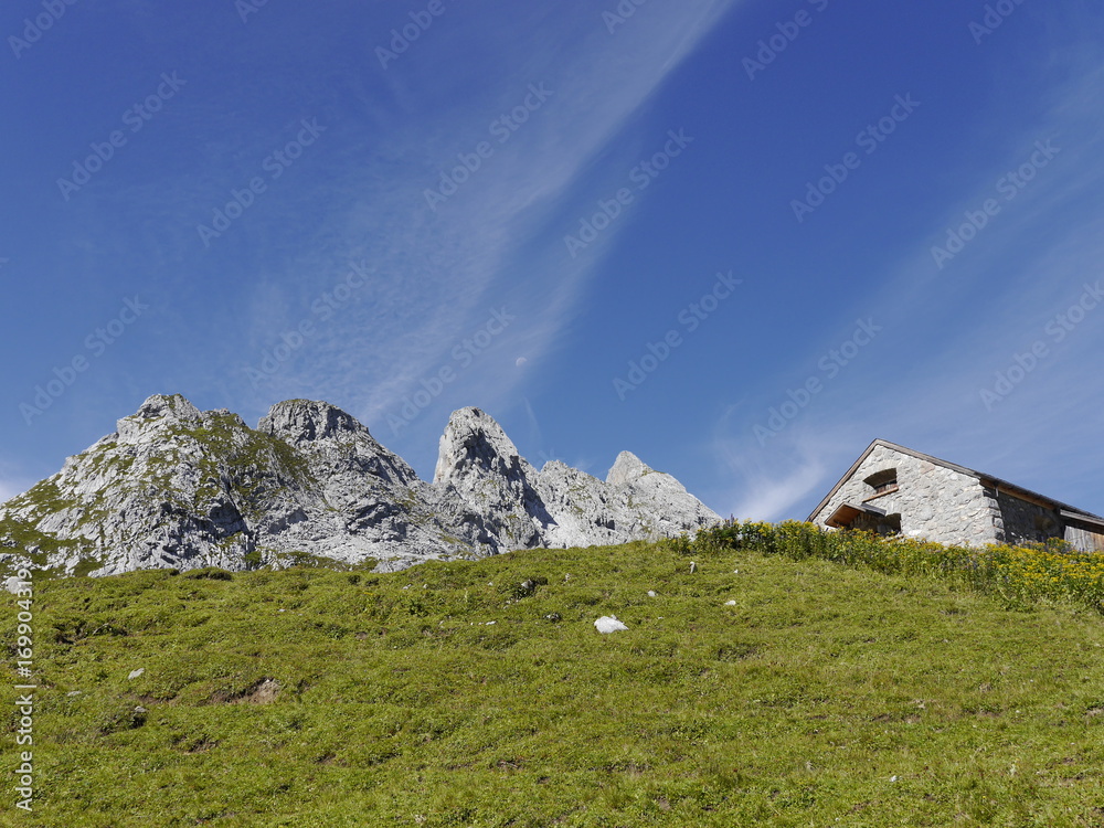 Alpenschutzhütte in den Bergen