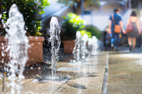 Springbrunnen und Liebespaar in Altstadt, Salzburg photo