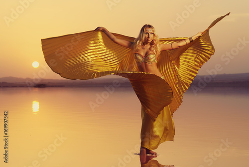 Fotografi Beautiful blonde belly dancer woman
