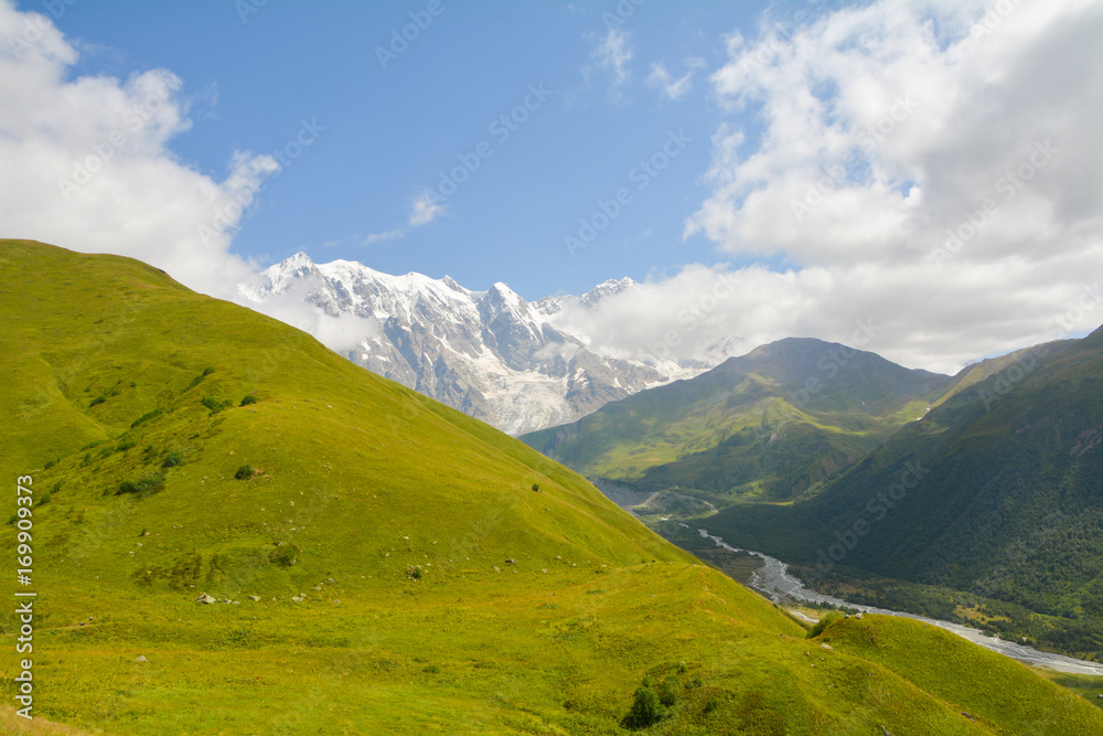 Fototapeta premium Beautiful Georgian Caucasus Landscape in Upper Svaneti fonfonefonovyi riezhimkontiekstobrazovaniiepodghotovkapodopliokapriedposylkapriedystoriiaproiskhozhdieniiezadnii planзадний планконтекстобразова
