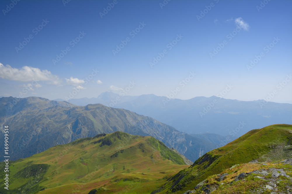 Obraz premium Beautiful Georgian Caucasus Landscape in Upper Svaneti fonfonefonovyi riezhimkontiekstobrazovaniiepodghotovkapodopliokapriedposylkapriedystoriiaproiskhozhdieniiezadnii planзадний планконтекстобразова