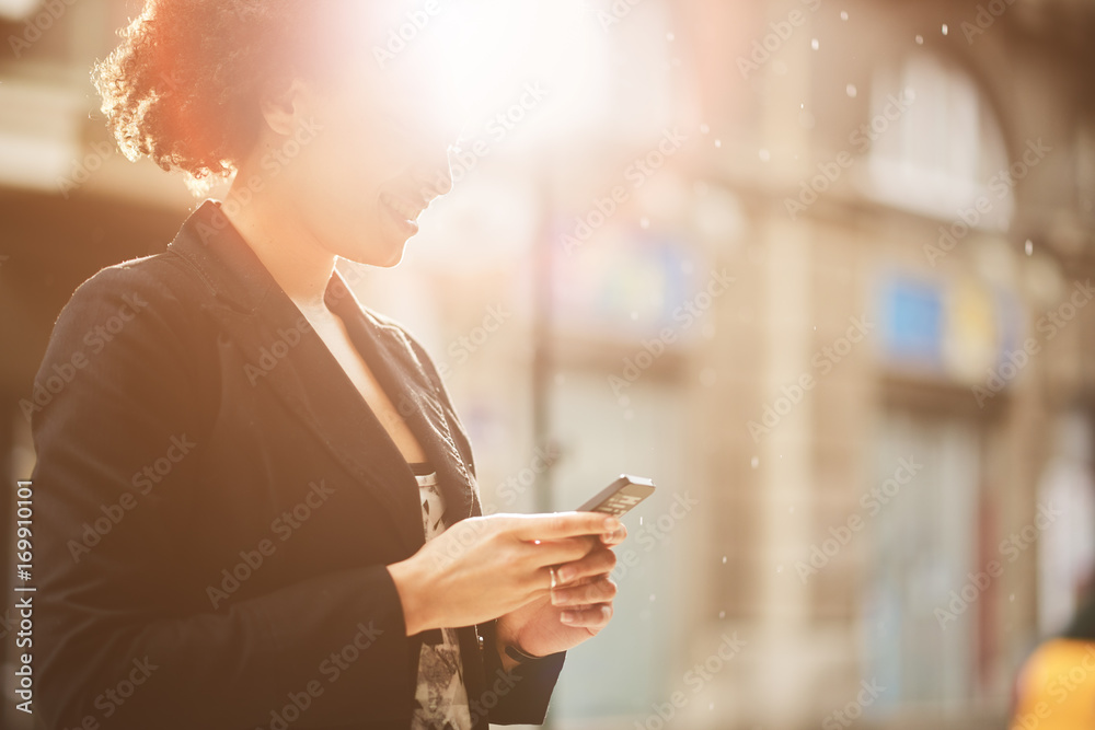 Φωτογραφία Businesswoman using smart phone foe a business call at the street