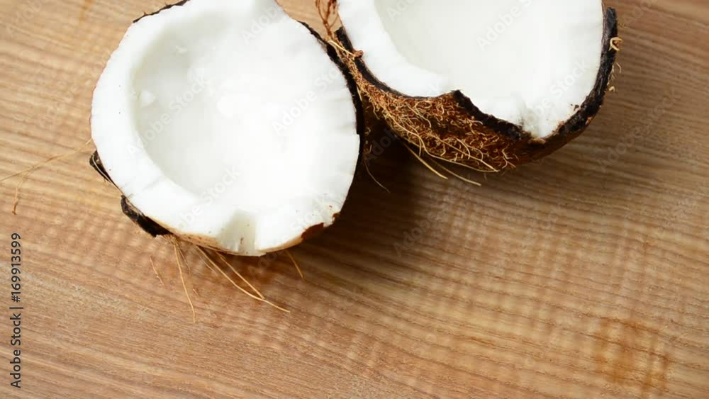 Shooting of coconut.	Coco in a section, juice.