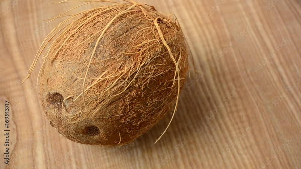 Shooting of coconut.	Coco in a section, juice.