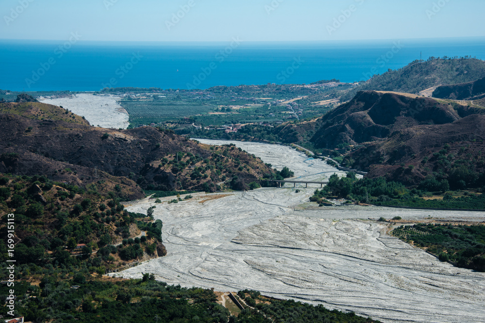 Fototapeta premium Ausgetrocknetes Flussbett im Nationalpark Aspromonte
