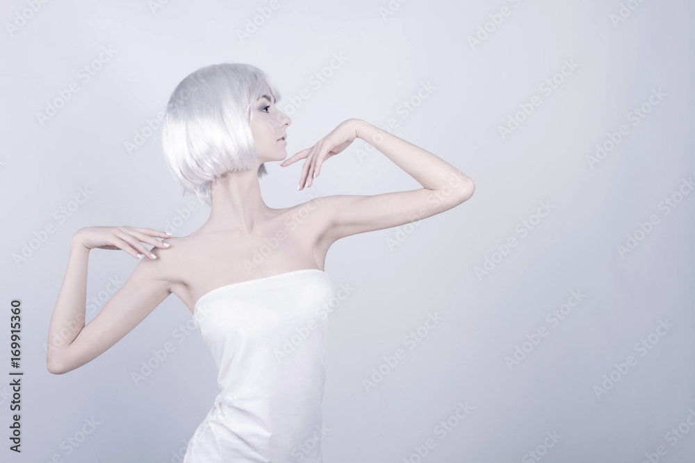 Obraz premium Young woman / female / girl with white wig / hair and white makeup posing as statue