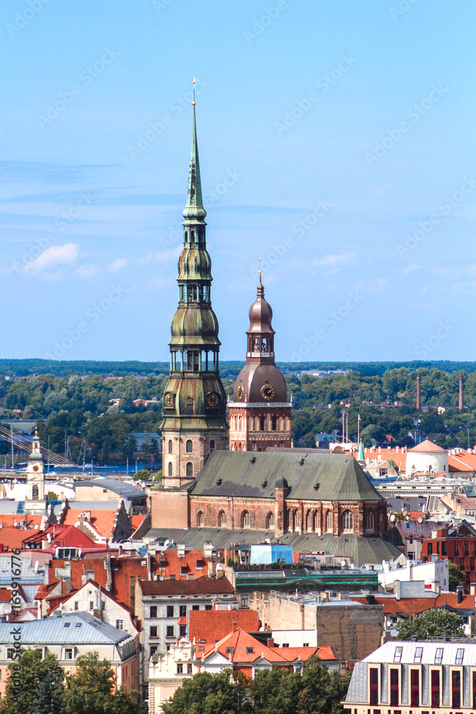 Obraz premium Riga / Lettonie - Église Saint-Pierre et Cathédrale