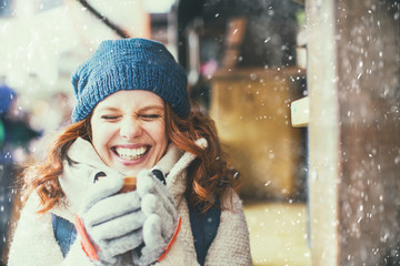 schöne Frau mit Tee heiß im Winter