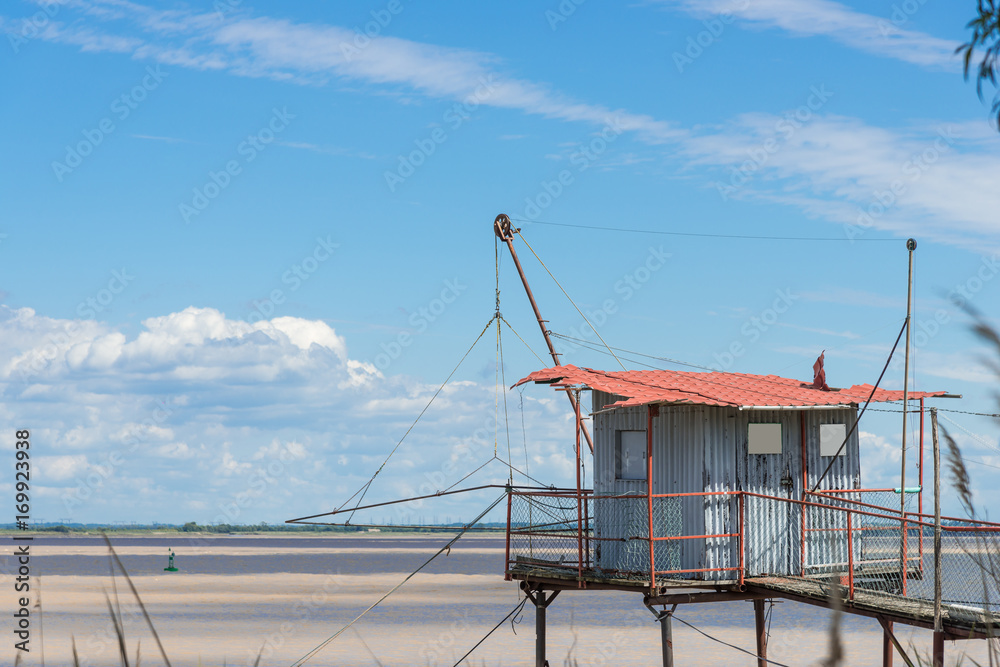 Cabane de pêcheurs sur pilotis (ou 'carrelet'), Médoc,  estuaire de la Gironde, France