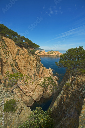 Costa Brava parte norte rocas y mar mediterráneo en Girona Cataluña España