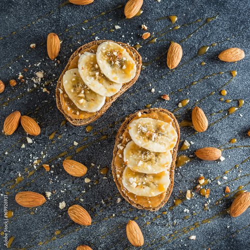Foto Toast with peanut butter, banana and almond nuts