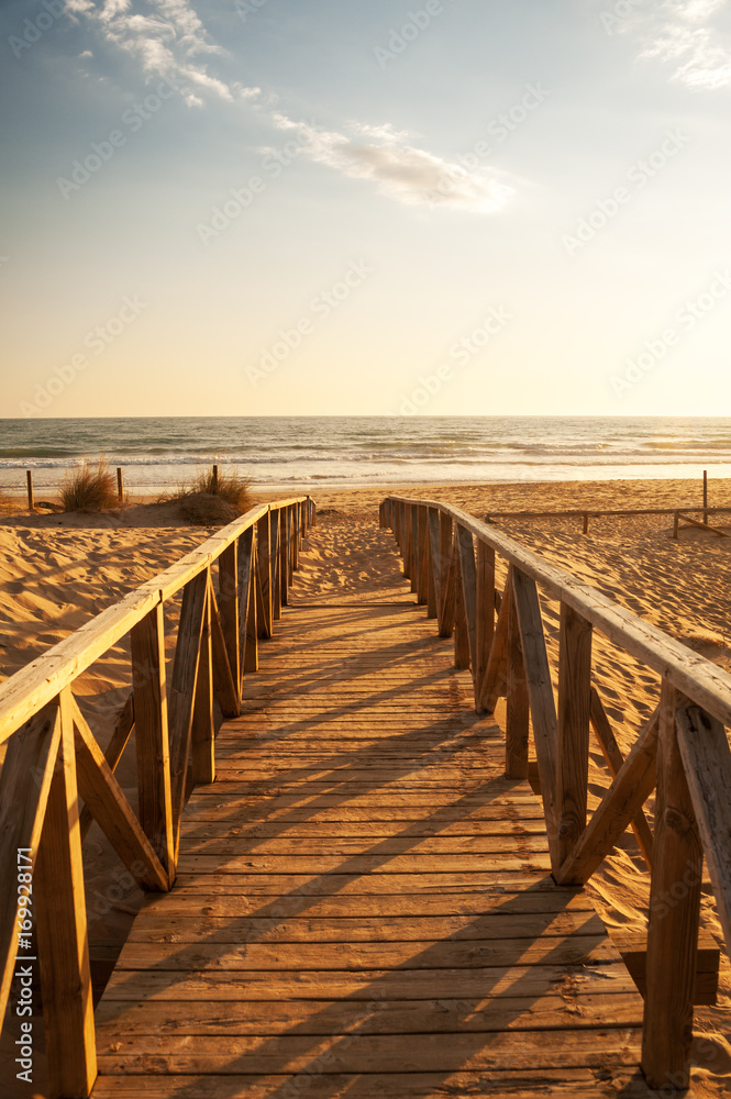 Steg aus Holz an den Sandstrand bei Cadiz in Spanien Steg aus Holz an den Sandstrand bei Cadiz in Spanien