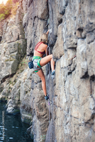 girl climbs the rock