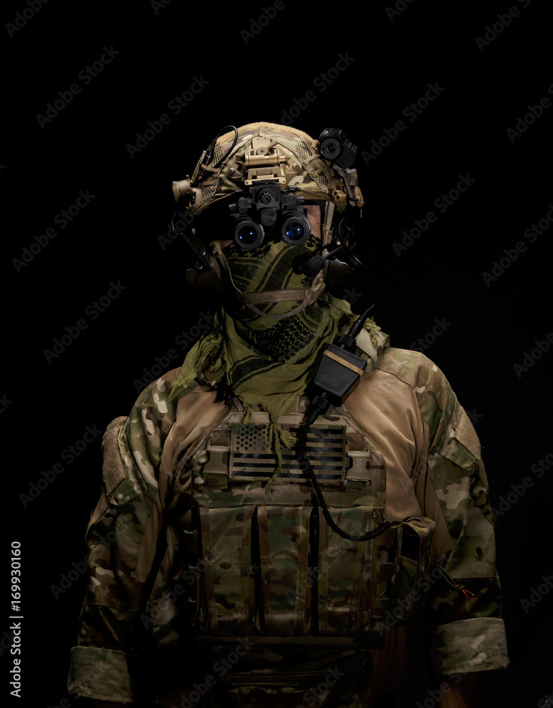 svindler Hotellet Wardian sag Soldier in military uniform with night vision goggles on background of dark  wall 16 Stock Photo | Adobe Stock