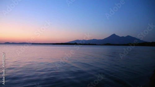 夕暮れの猪苗代湖と磐梯山（志田浜）動画