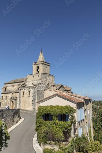 Foto scenic old historic church of Venasque