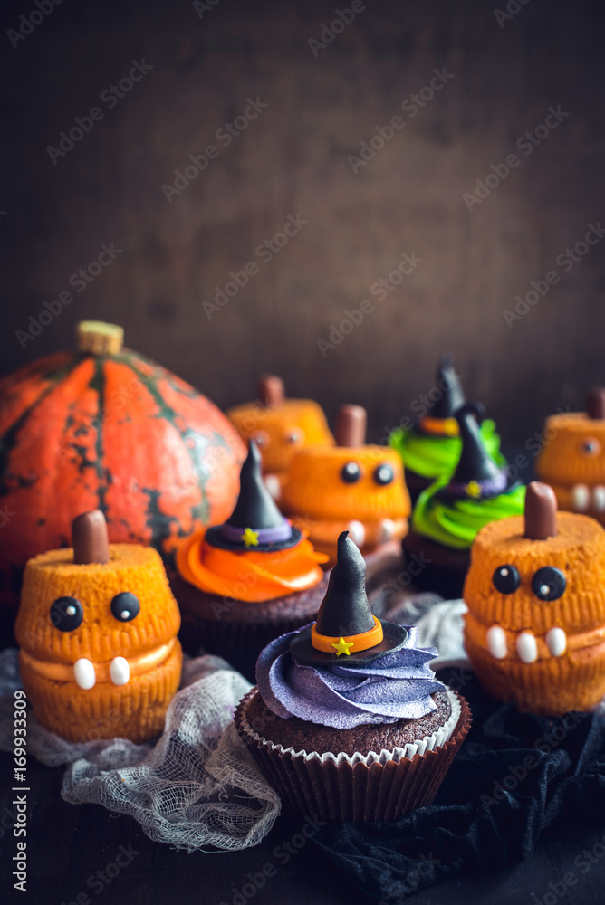 Obraz premium Scary Halloween cup cakes on the table with blank space,selective focus