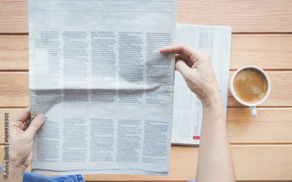 Naklejka premium woman reading newspaper