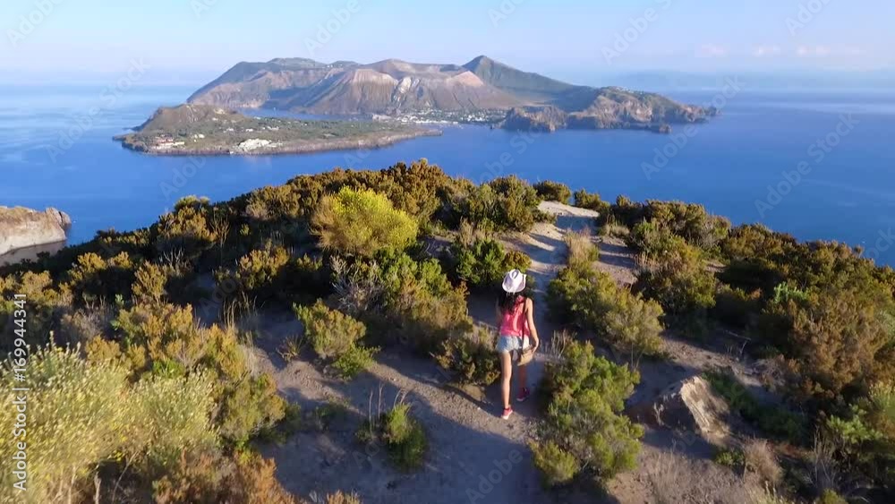 Ragazza mare drone scogliera panoramica isola