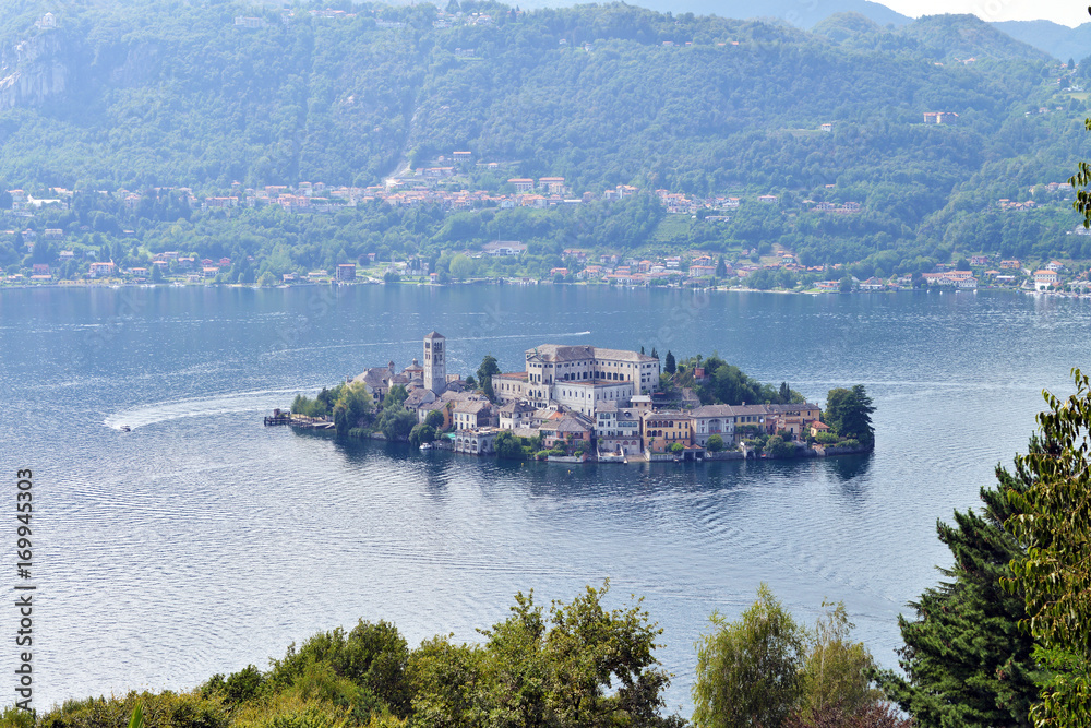 veduta del lago d'orta e dell'isola di san giulio