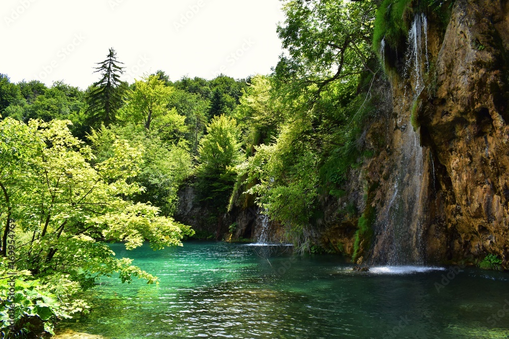 Naklejka premium mały wodospad w jeziorach plitwickich głęboko w lesie