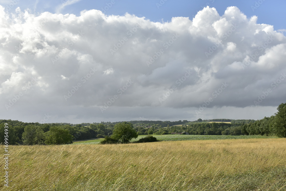 Gros nuages sombre de pluie arrivant sur la campagne verdoyante des environs de Champagne au Périgord Vert Gros nuages sombre de pluie arrivant sur la campagne verdoyante des environs de Champagne au Périgord Vert