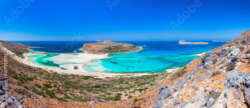 Niesamowita panorama Laguny Balos z magicznymi turkusowymi wodami, lagunami, tropikalnymi plażami z czystym białym piaskiem i wyspą Gramvousa na Krecie w Grecji