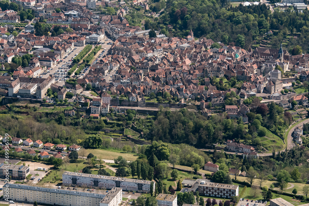 Vue aérienne de la ville d'Avallon dans la Nièvre en France