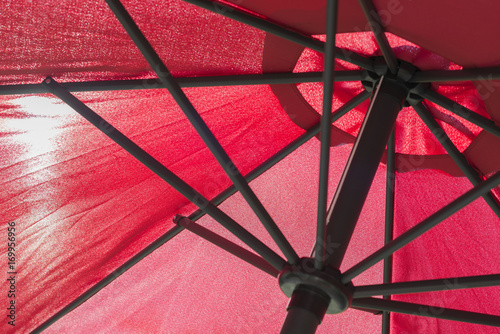 Fotografía Red umbrella with Sun.