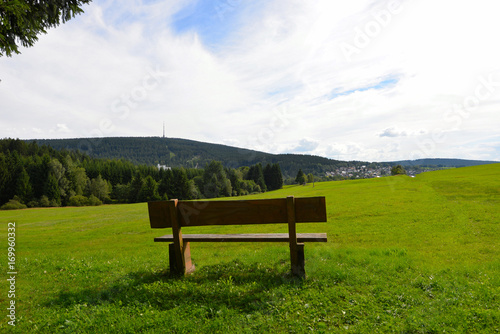 Blick auf Bischofsgrün und den Ochsenkopf mit einer Holzbank © sonne_fleckl
