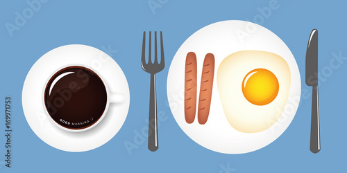 nahrhaftes frühstück mit spiegelei und würstchen