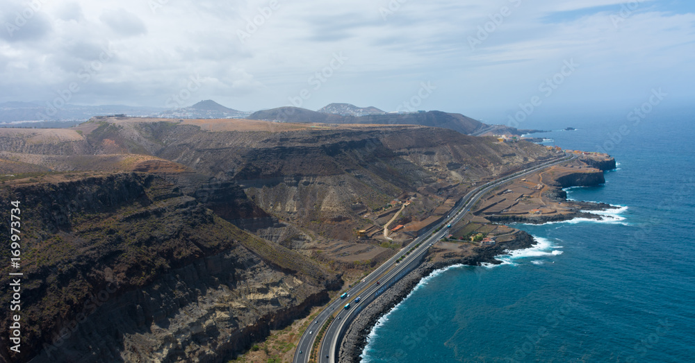 Fototapeta premium Fotos desde el aire de Gran Canaria. Aéreos, estilo drone, con altura de mar y paisaje canario de españa