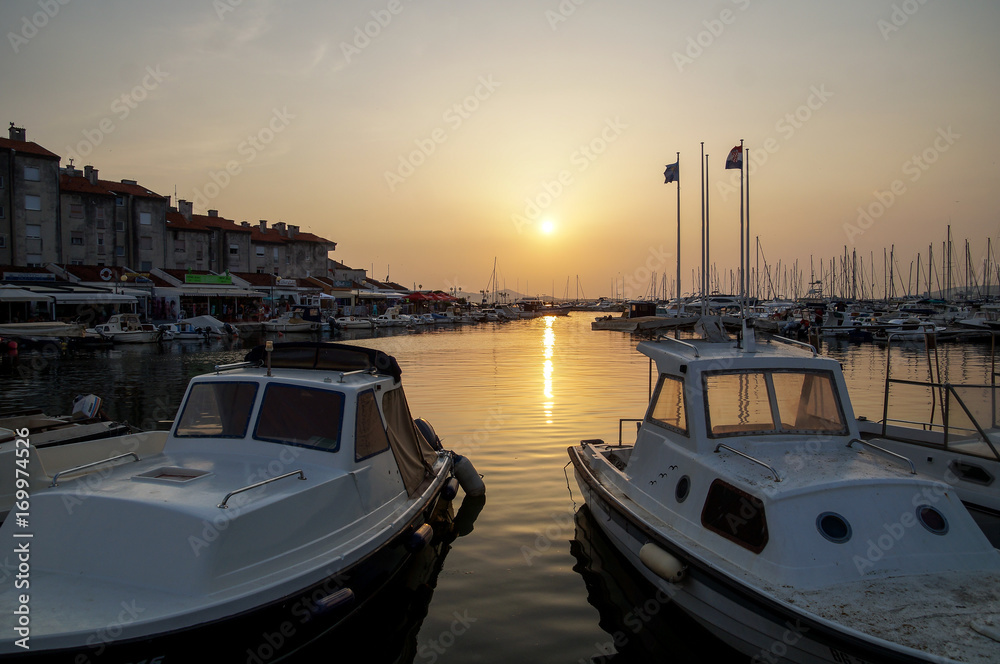 Fototapeta premium Sonnenuntergang im Hafen Biograd