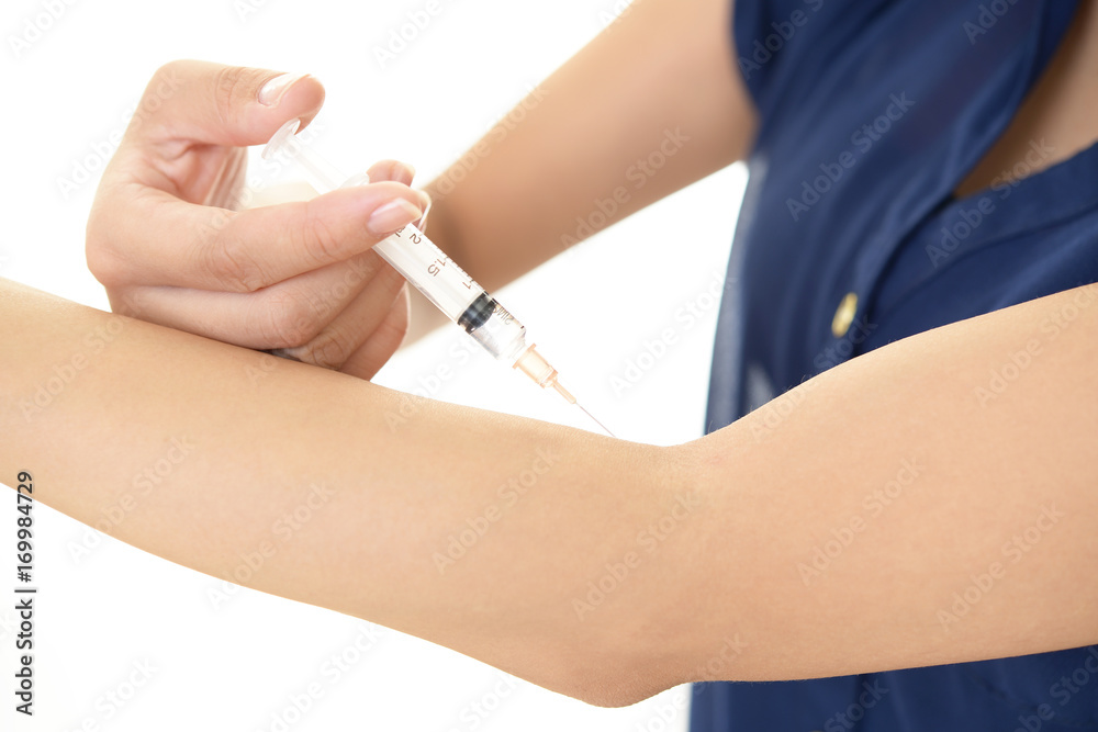 美容注射を打つ女性 Stock Photo Adobe Stock