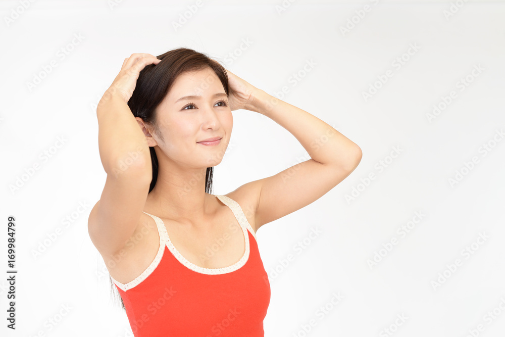 ヘアケアをする女性 ヘアケアをする女性
