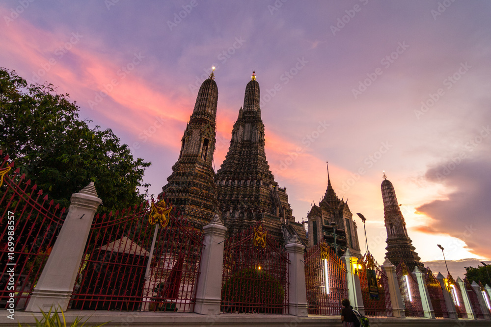 Obraz premium Wat Arun temple at sunset in Bangkok, Thailand