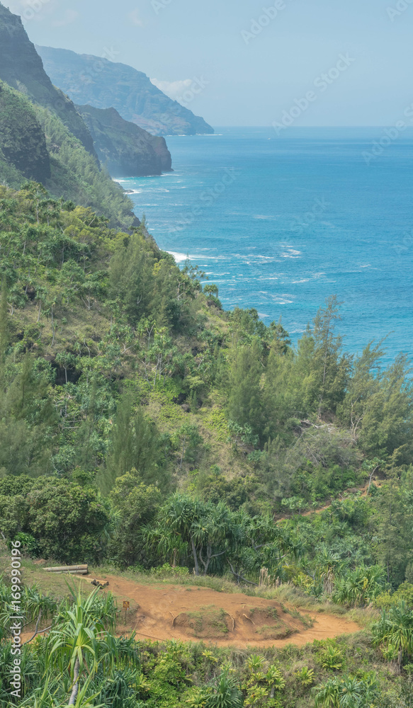 Φωτογραφία Partial view of the Napali coastline, ocean, mountains, Kalalau Hiking Trail and