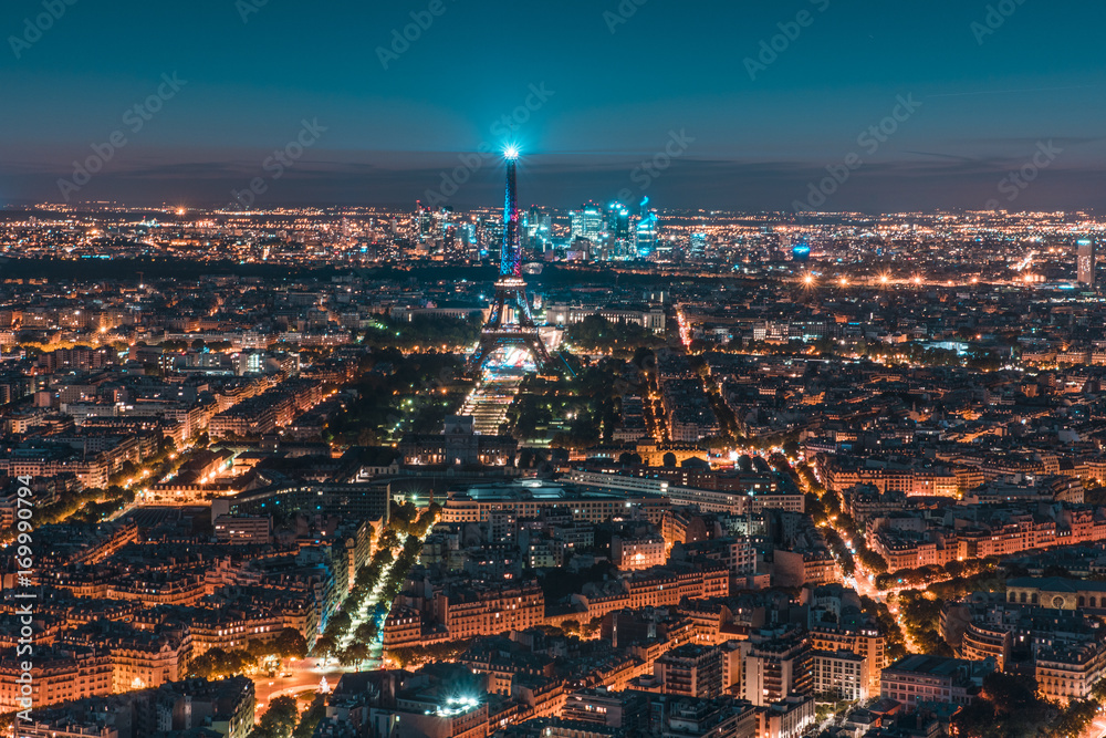 La magia di Parigi in notturna