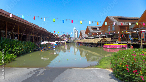Fotografie Floating Market, Pattaya, Thailand : A popular tourist attraction with many visitors coming here for food and shopping
