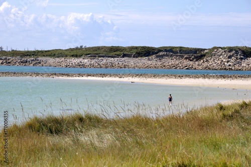 Obraz na plátne Baigneuse sur une plage de l'île Grande en Bretagne